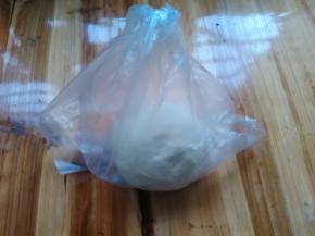 和好的面团，用保鲜袋装着，放进冰箱冷藏17个小时以上