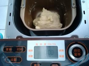 启动面包机的和面程序，时间20分钟，加入5克黄油