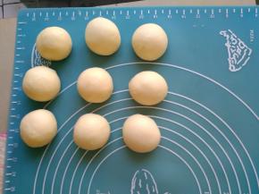 分成均等9份，滚圆，盖上保鲜膜，松驰10分钟