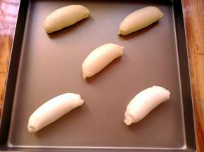卷成橄榄形，放不粘烤盘上