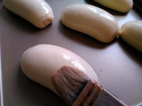 放烤箱内，再放置一碗热水，启动烤箱的发酵档，发酵两倍大，表面涂蛋液