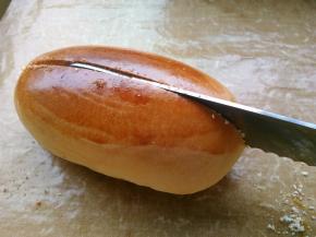 做好的面包放凉，用面包刀在中间切一刀，但不切断