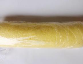 用擀面杖提起蛋糕片一端，压下做出小卷，停留定型
一边向前拉擀面杖一边继续用保鲜袋卷杖，蛋糕顺势卷起，卷好放冰箱冷藏定型半小时以上就可取出切来吃了