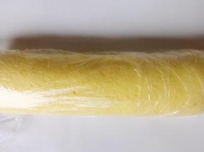 用擀面杖提起蛋糕片一端，压下做出小卷，停留定型
一边向前拉擀面杖一边继续用保鲜袋卷杖，蛋糕顺势卷起，卷好放冰箱冷藏定型半小时以上就可取出切来吃了