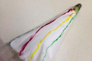 把打发好的蛋白装入裱花袋中。