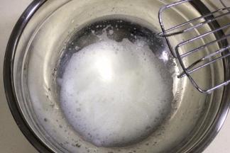 用电动打蛋器打发蛋白，打至蛋白出现粗白泡沫时，就可以缓慢逐量的加入细砂糖。