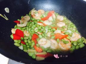 稍微焖片刻出锅即可，生抽是咸的，虾仁也提前腌制，不需要再放盐了