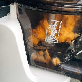 转啊转,话说去年入的面条机用的次数屈指可数，反而买这之前买的手动的得宠～哈哈