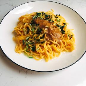 虽入秋但还夏感，自制南瓜面来个葱油拌面吃饭～