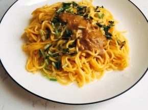 虽入秋但还夏感，自制南瓜面来个葱油拌面吃饭～