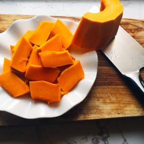 南瓜去皮洗净切片