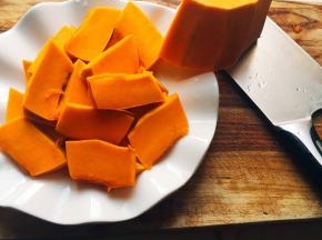 南瓜去皮洗净切片