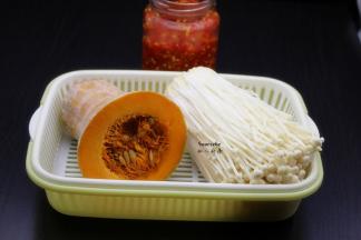 准备食材：南瓜、金针菇、豆角、黄豆酱、香葱等；
