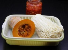 准备食材：南瓜、金针菇、豆角、黄豆酱、香葱等；