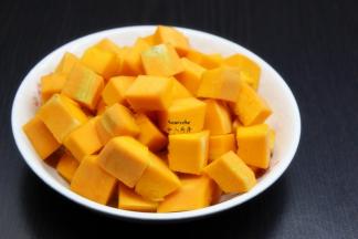 南瓜洗净，去瓤，去皮、切块；