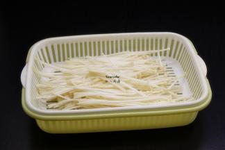 金针菇一根一根撕开，洗净沥干水；PS：太长的金针菇可以切段