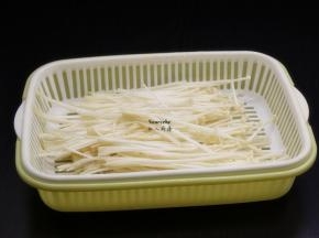 金针菇一根一根撕开，洗净沥干水；PS：太长的金针菇可以切段