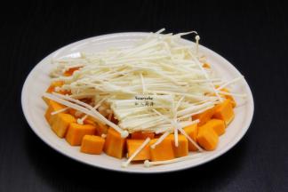 用一个大的蒸盘，底放南瓜，上面放金针菇；