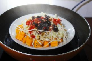 蒸锅中水煮沸之后放入；