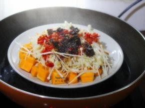 蒸锅中水煮沸之后放入；