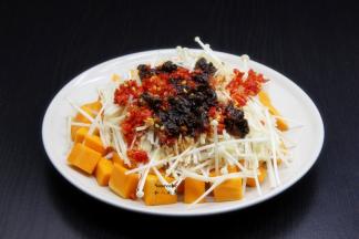 把剁椒、豆瓣酱放入，再放盐、淋油；