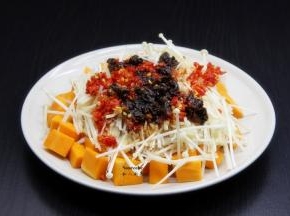把剁椒、豆瓣酱放入，再放盐、淋油；