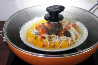 盖上盖子蒸8分钟；