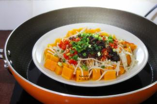 蒸好之后撒上葱花，拌均即可享用。