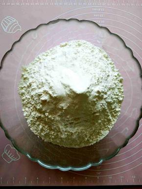 面粉放在容器中，加入一小勺盐。