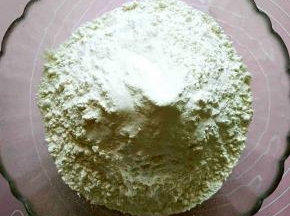 面粉放在容器中，加入一小勺盐。