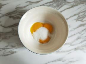 先制作虎皮。蛋黄中加入细砂糖。