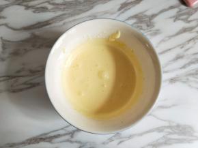 用打蛋器打至很浓稠的状态。