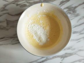 加入玉米淀粉，继续搅打，让玉米淀粉和蛋黄完全混合。