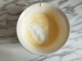 加入玉米淀粉，继续搅打，让玉米淀粉和蛋黄完全混合。