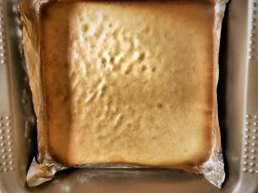 面糊倒入垫有锡纸的烤盘，震模，预热烤箱200度烤8分钟。烤到表面出现虎皮花纹，就可以出炉。