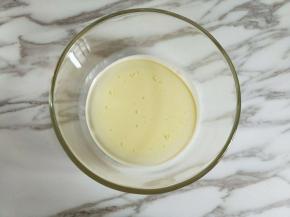 接着制作戚风蛋糕卷。牛奶中加入玉米油。