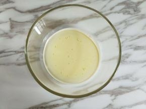 接着制作戚风蛋糕卷。牛奶中加入玉米油。