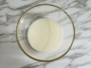 混合至看不见油点即可。