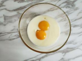 加入蛋黄混合均匀。
