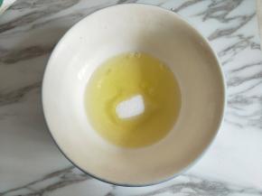 蛋清加细砂糖。