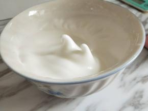 打发至轻轻提起打蛋器呈弯勾状态即可。