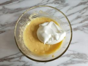 打发好的蛋白霜加入蛋黄糊翻拌、切拌均匀。