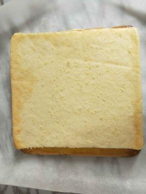 戚风蛋糕片两头切掉1-2厘米，把戚风蛋糕放在虎皮蛋糕上。