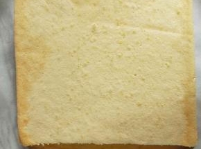 戚风蛋糕片两头切掉1-2厘米，把戚风蛋糕放在虎皮蛋糕上。
