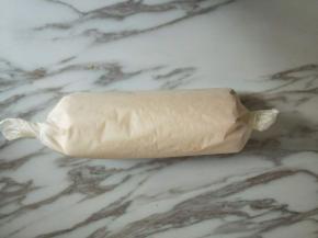 借助擀面杖和油纸把蛋糕卷起来。放入冰箱冷藏半小时以上。