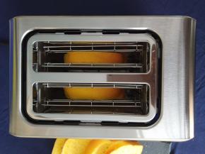 先取两片土司片，放入多士炉中