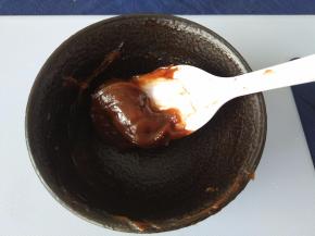 烤的过程中制作酱料，将巧克力酱与莲蓉馅拌匀即可