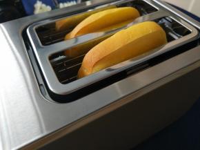 听到“叮”一声，吐司片被弹出，已经烤好啦！