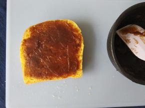 抹上巧克力莲蓉酱料