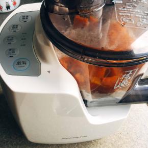 面粉、南瓜、盐、全放入面条机。